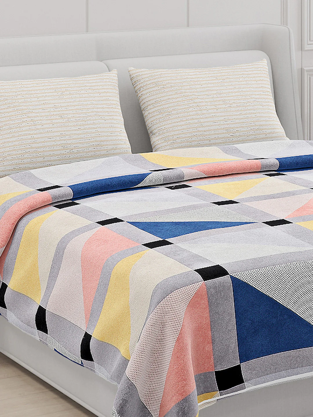 130 GSM Polyester Double Bed Bedsheet with 2 Pillow Covers - Image 5