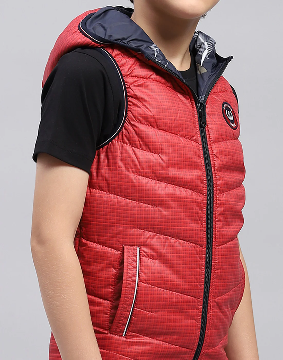 Boys Red Printed Hooded Sleeveless Jacket - Image 11