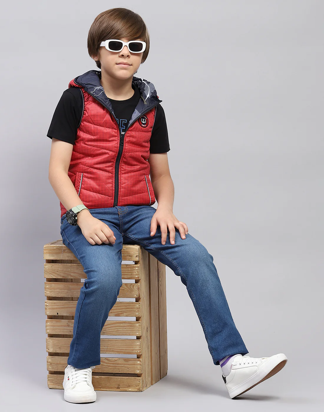 Boys Red Printed Hooded Sleeveless Jacket - Image 5