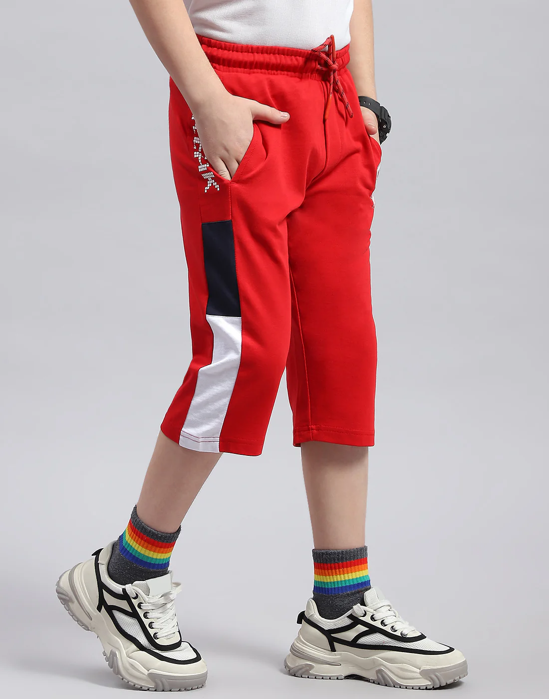 Boys Red Printed Regular Fit Capri - Image 4