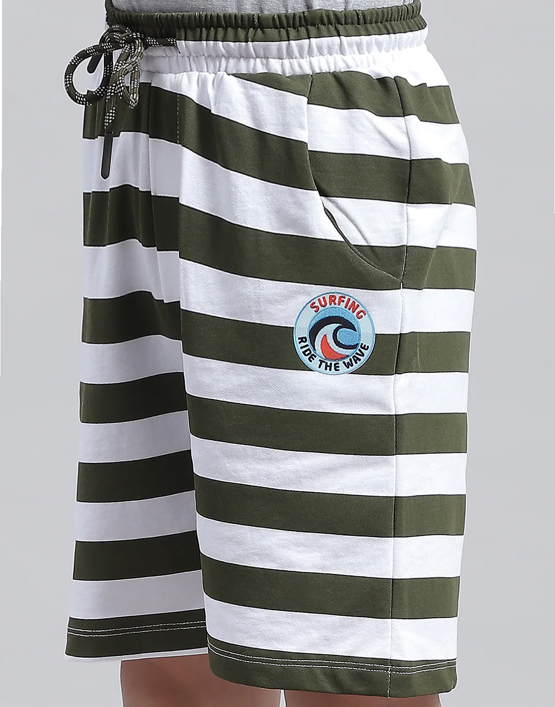 Boys White & Olive Printed Regular Fit Bermuda - Image 6