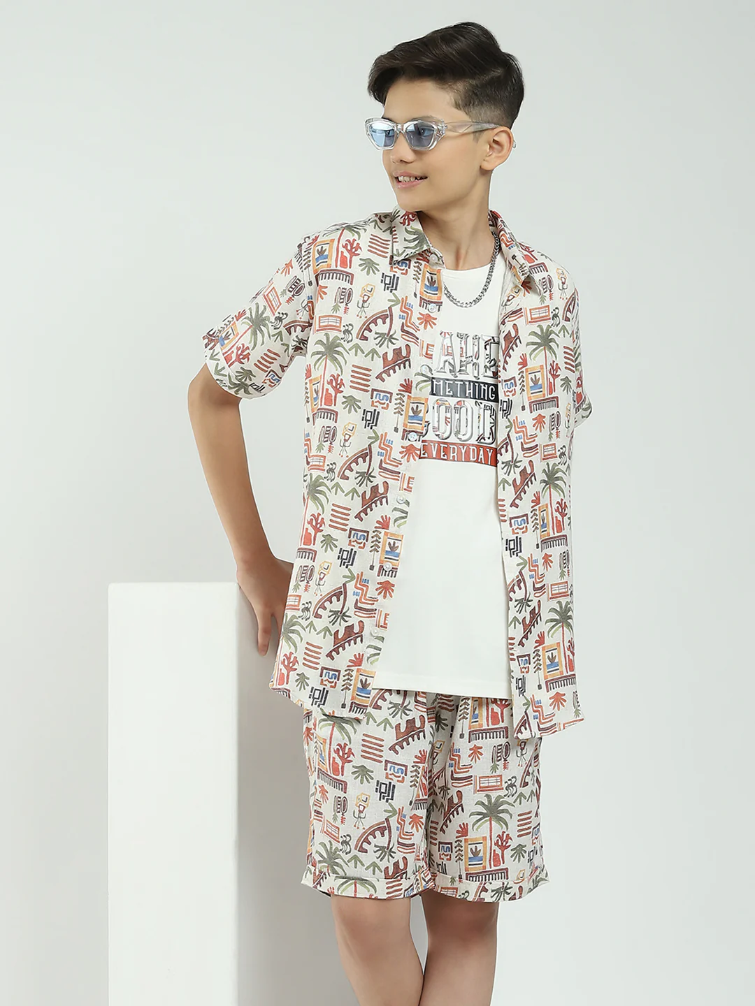 Boys White Printed Collar Half Sleeve Cords Set - Image 6