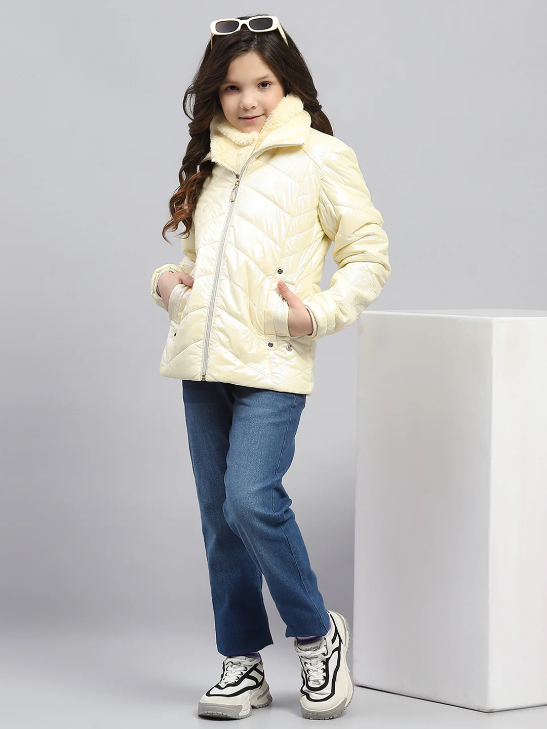 Girls Cream Solid Collar Full Sleeve Reversible Jacket - Image 2