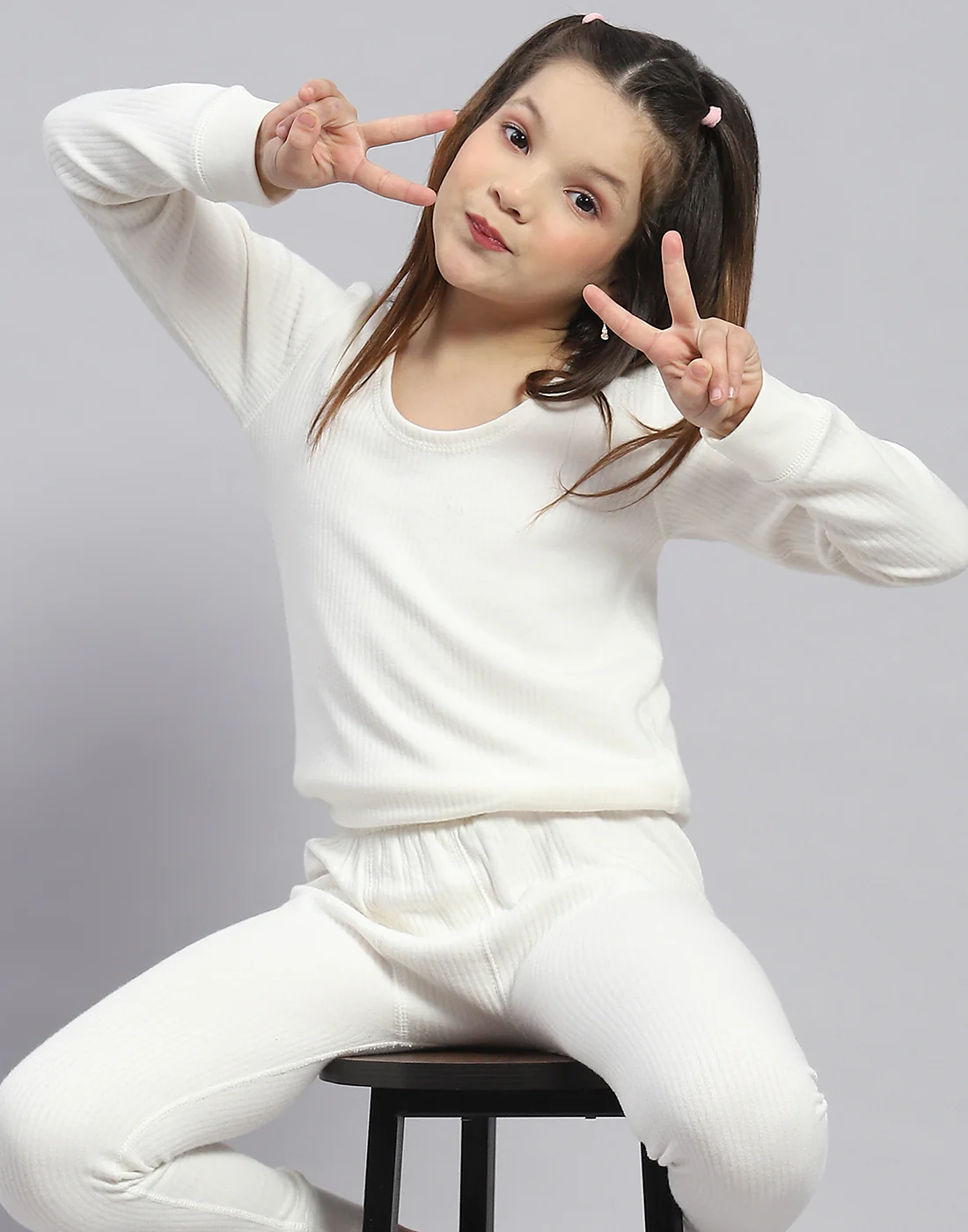 Girls White Solid Round Neck Full Sleeve Thermal Vest - Image 2