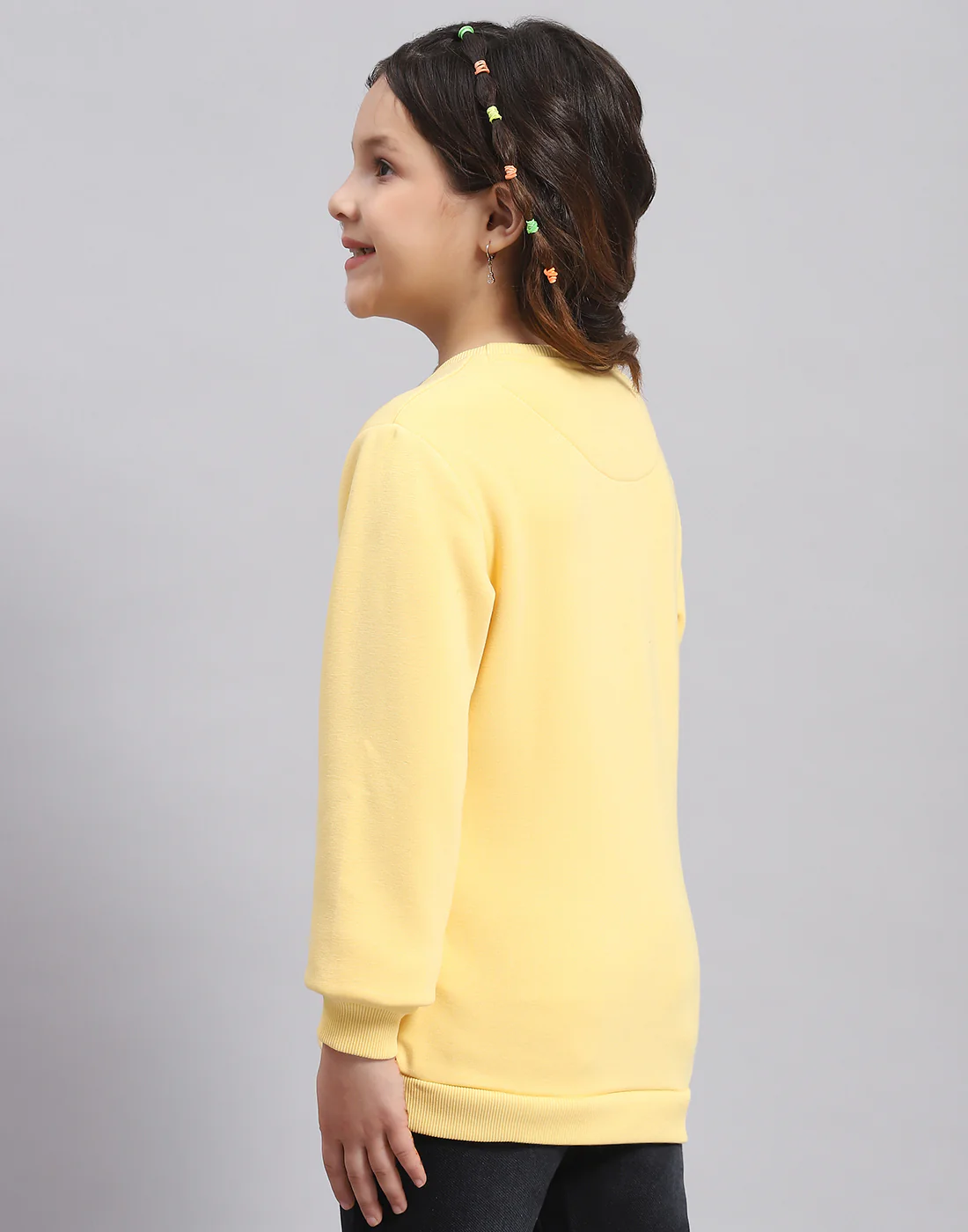 Girls Yellow Embellished Round Neck Full Sleeve Sweatshirt - Image 5
