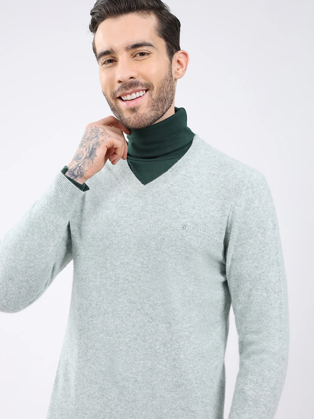 Luxuria Men Green Solid V Neck Full Sleeve Pullover - Image 6