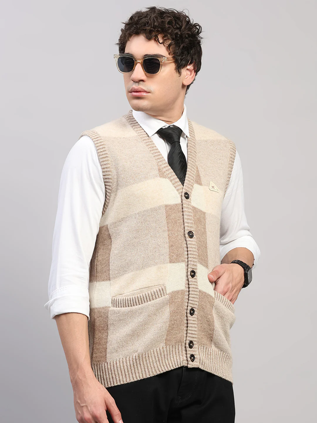 Men Beige Printed V Neck Sleeveless Cardigan - Image 4