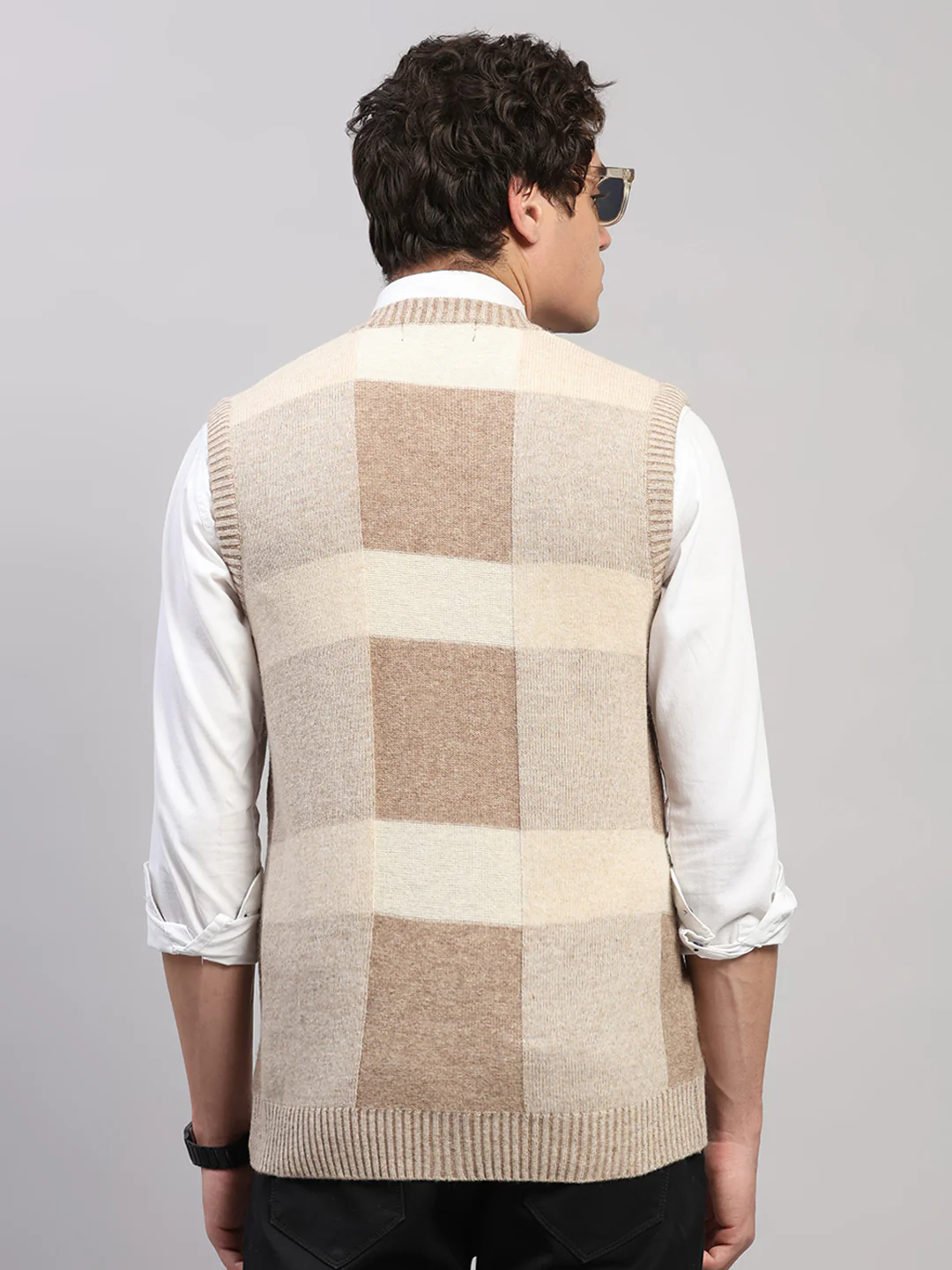 Men Beige Printed V Neck Sleeveless Cardigan - Image 5