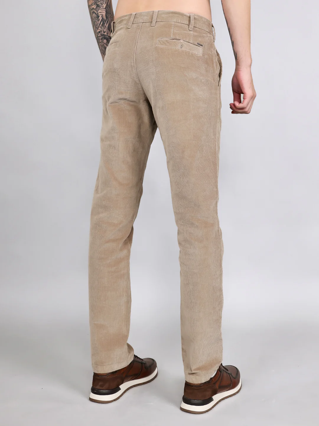 Men Beige Solid Slim Fit Trouser - Image 4