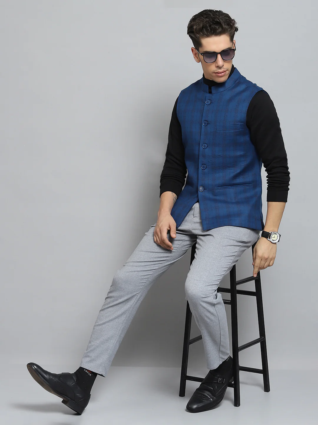 Men Black Solid Band Collar Sleeveless Jacket - Image 2