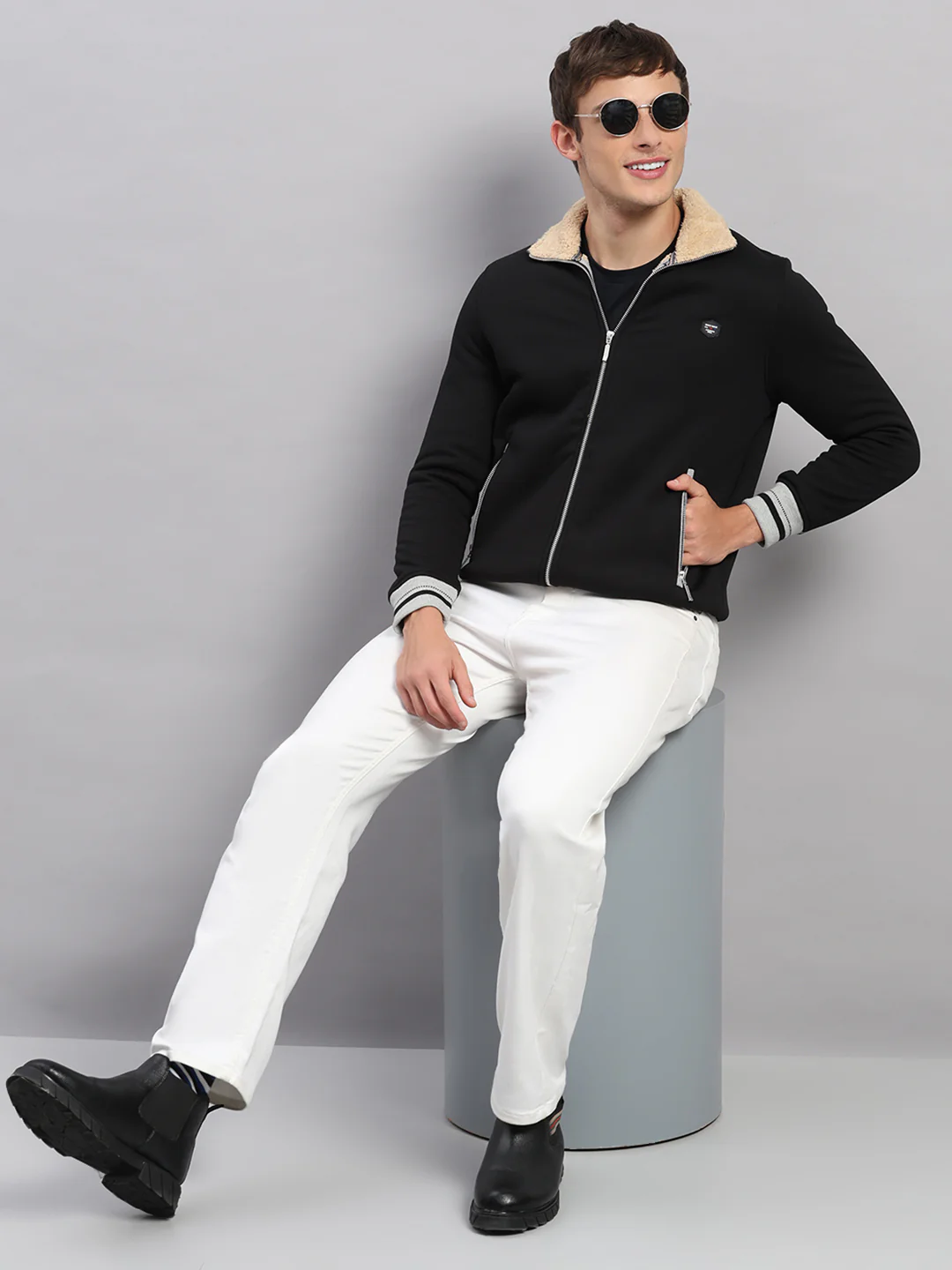Men Black Solid Collar Full Sleeve Sweatshirt - Image 2