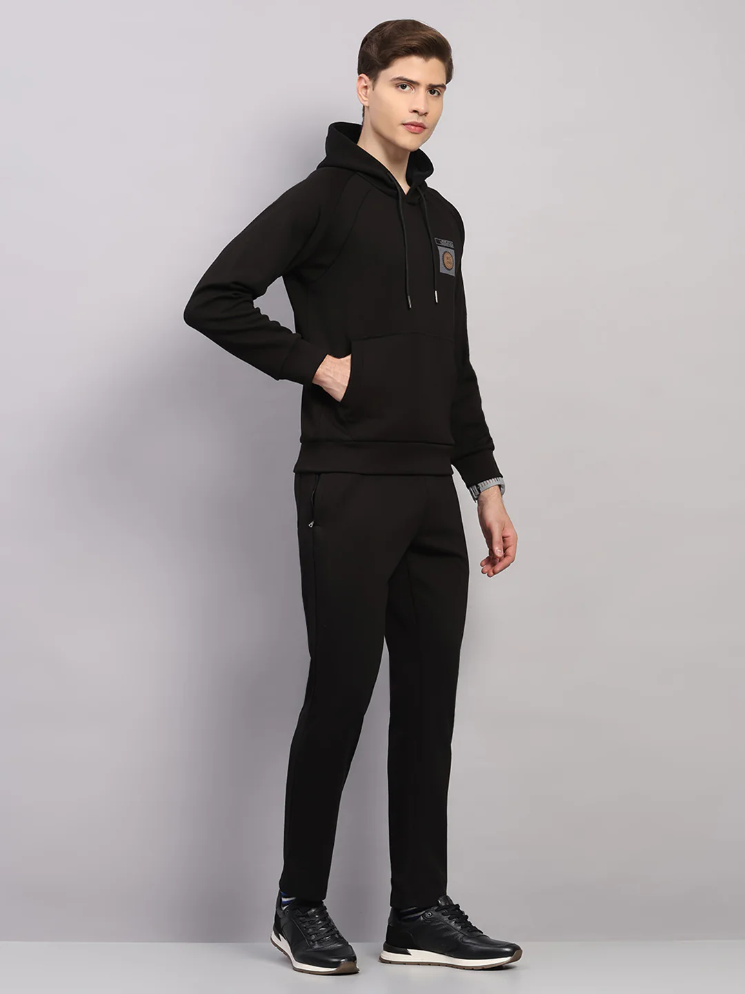 Men Black Solid Collar Full Sleeve Winter Tracksuit - Image 4