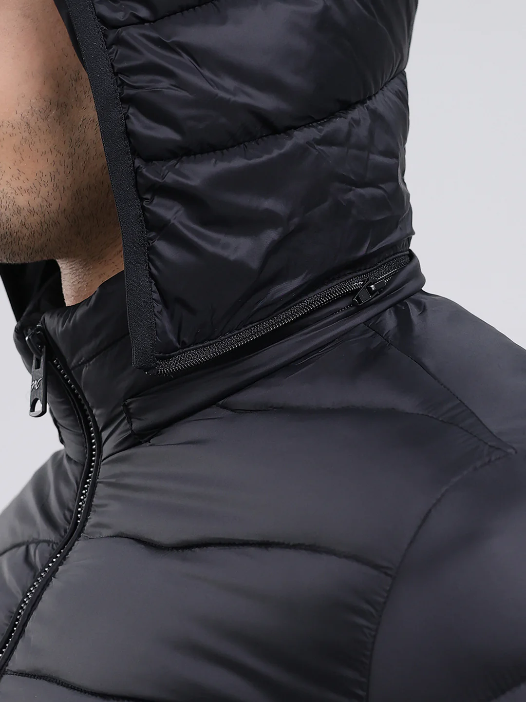 Men Black Solid Hooded Full Sleeve Heating Jacket - Image 7