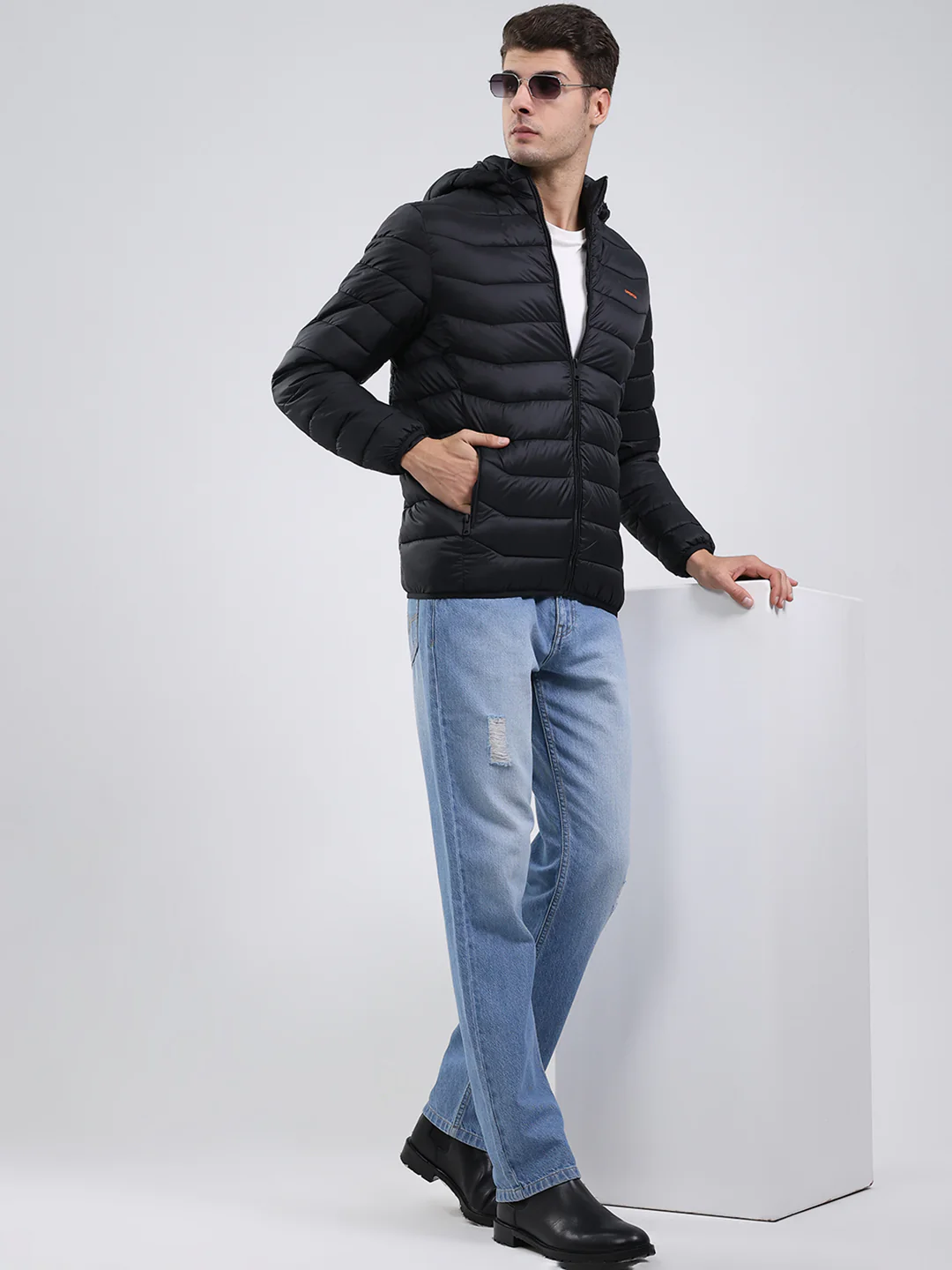 Men Black Solid Hooded Full Sleeve Heating Jacket - Image 2