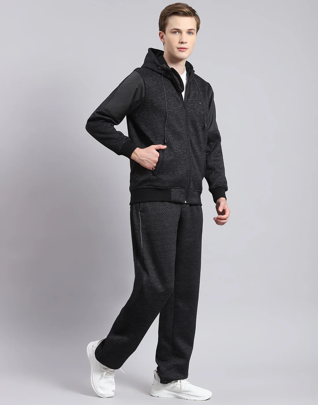 Men Black Solid Hooded Full Sleeve Tracksuit - Image 4