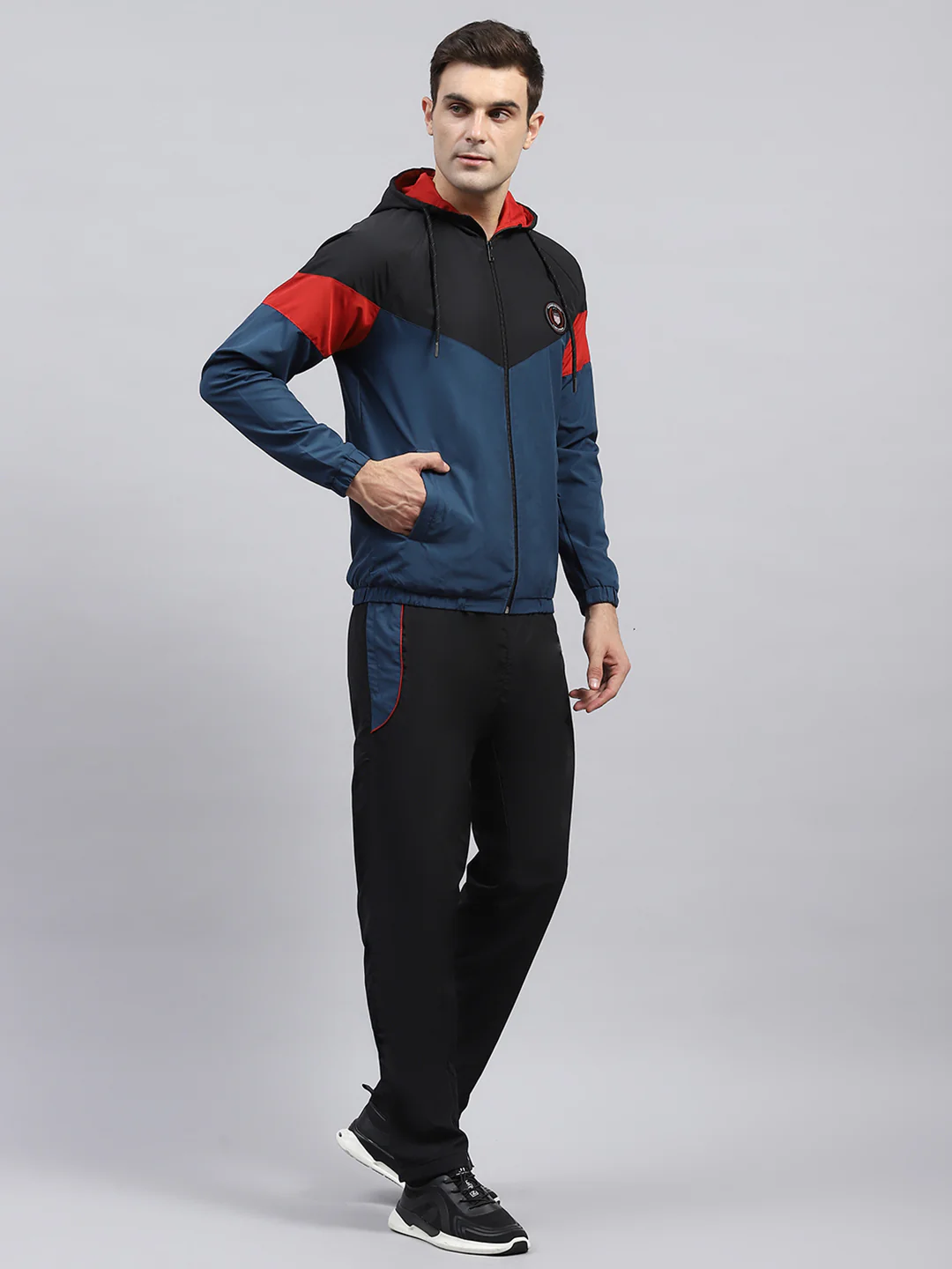 Men Black Solid Hooded Full Sleeve Winter Tracksuit - Image 4