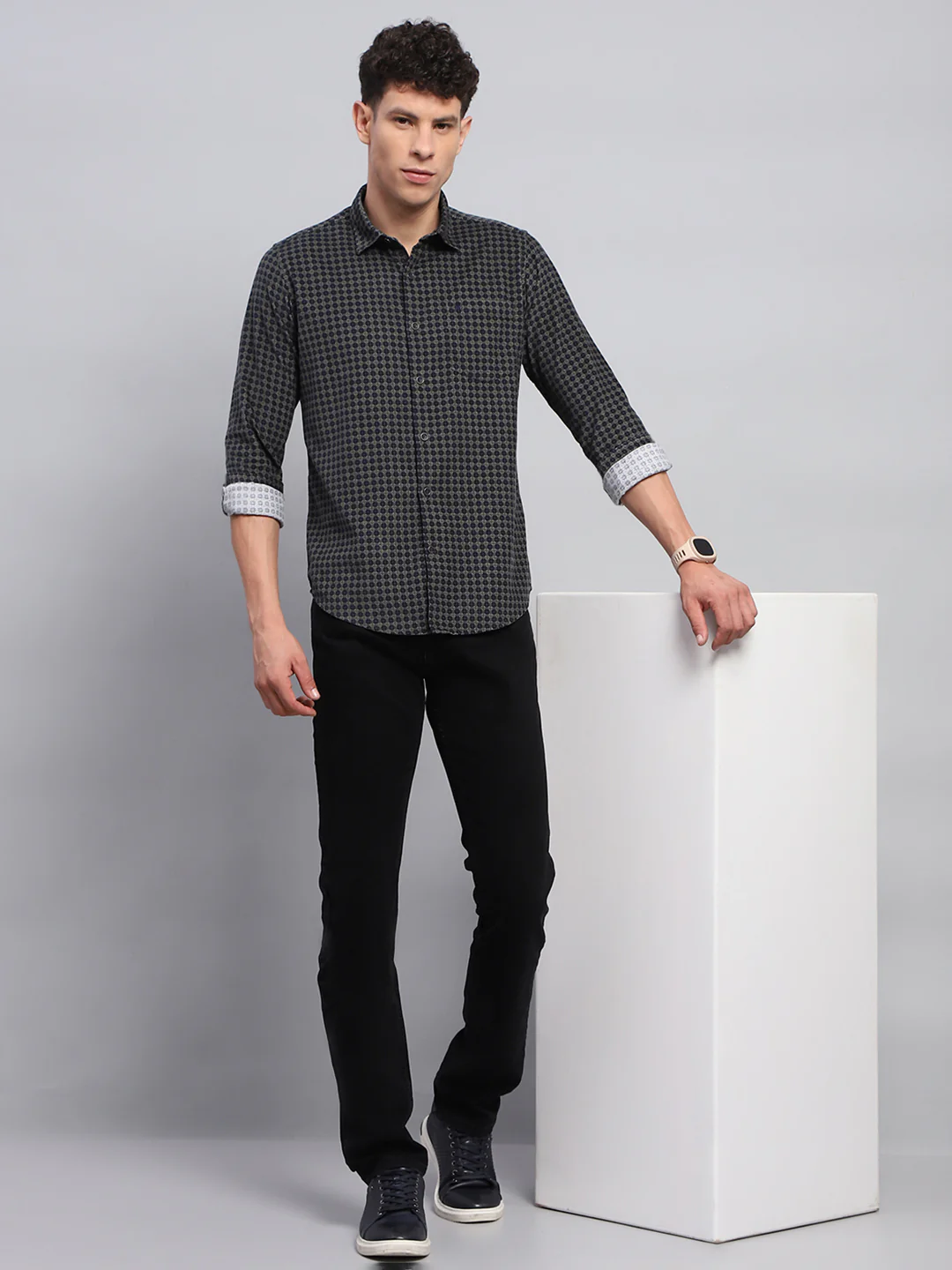 Men Black Solid Narrow Fit Denim - Image 2