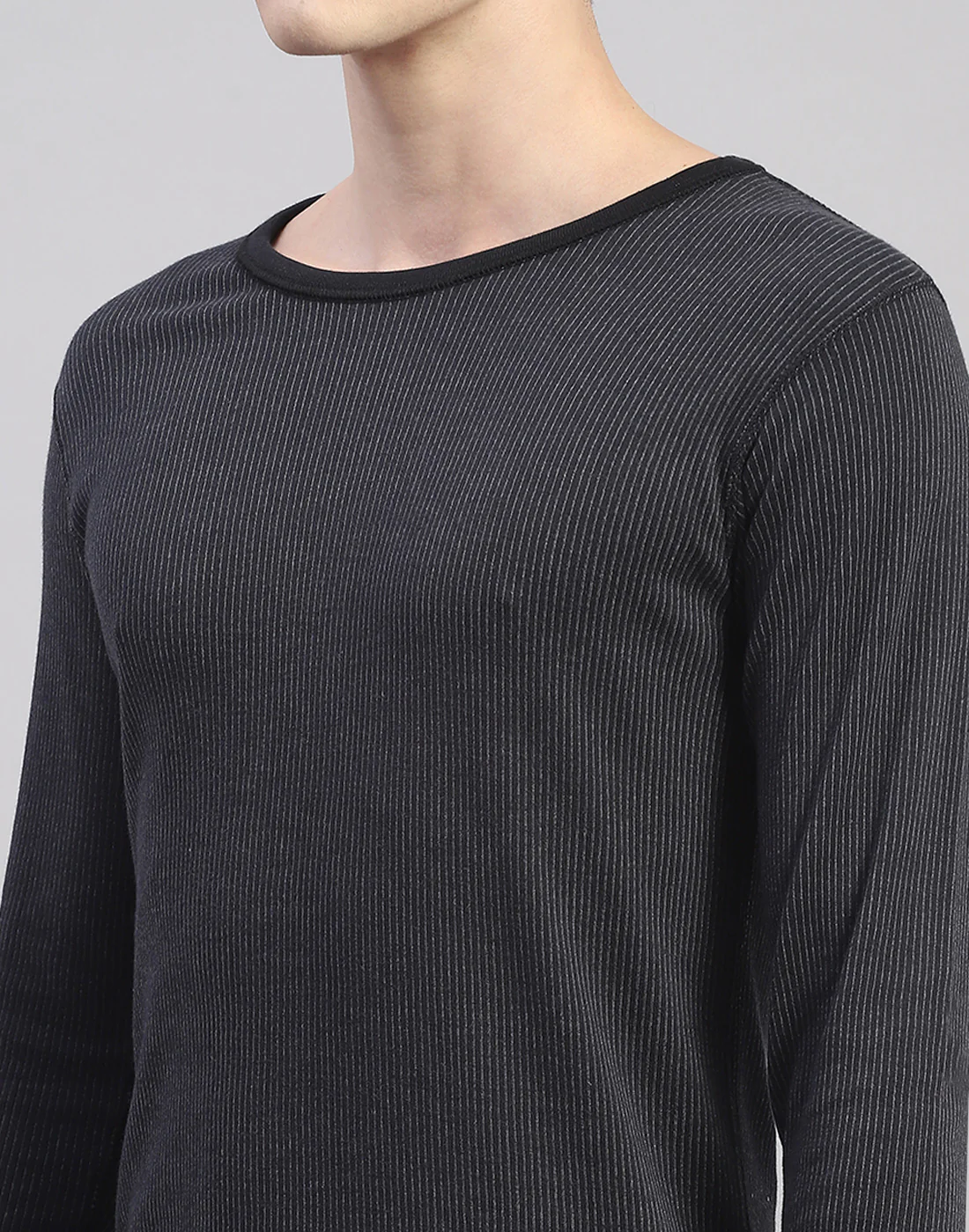Men Black Solid Round Neck Full Sleeve Thermal Vest - Image 7