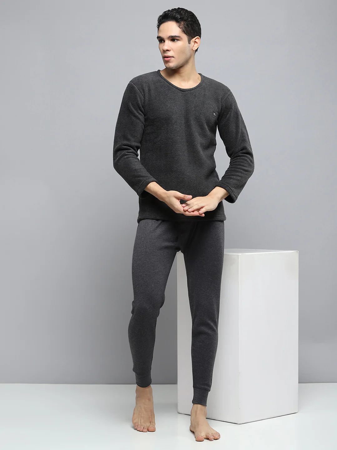 Men Black Solid Round Neck Full Sleeve Thermal Vest - Image 2