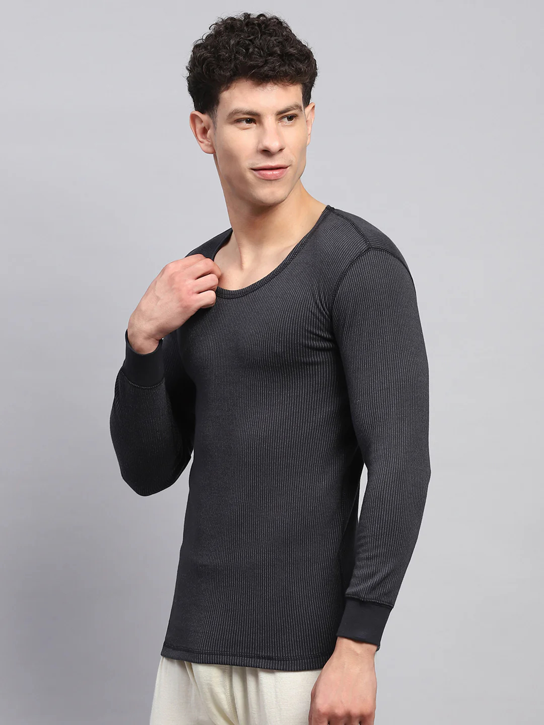 Men Black Solid Round Neck Full Sleeve Thermal Vest - Image 3