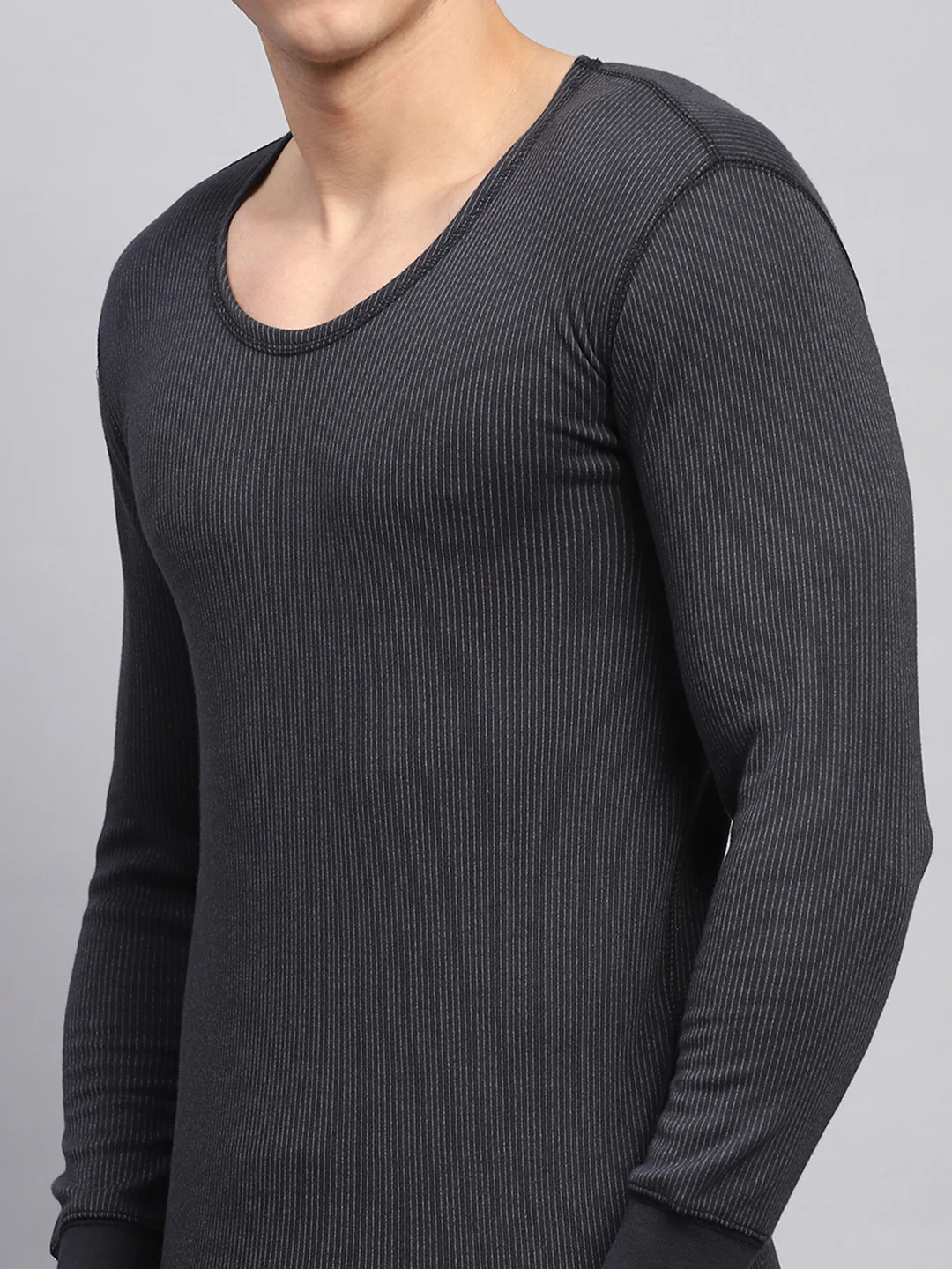 Men Black Solid Round Neck Full Sleeve Thermal Vest - Image 6