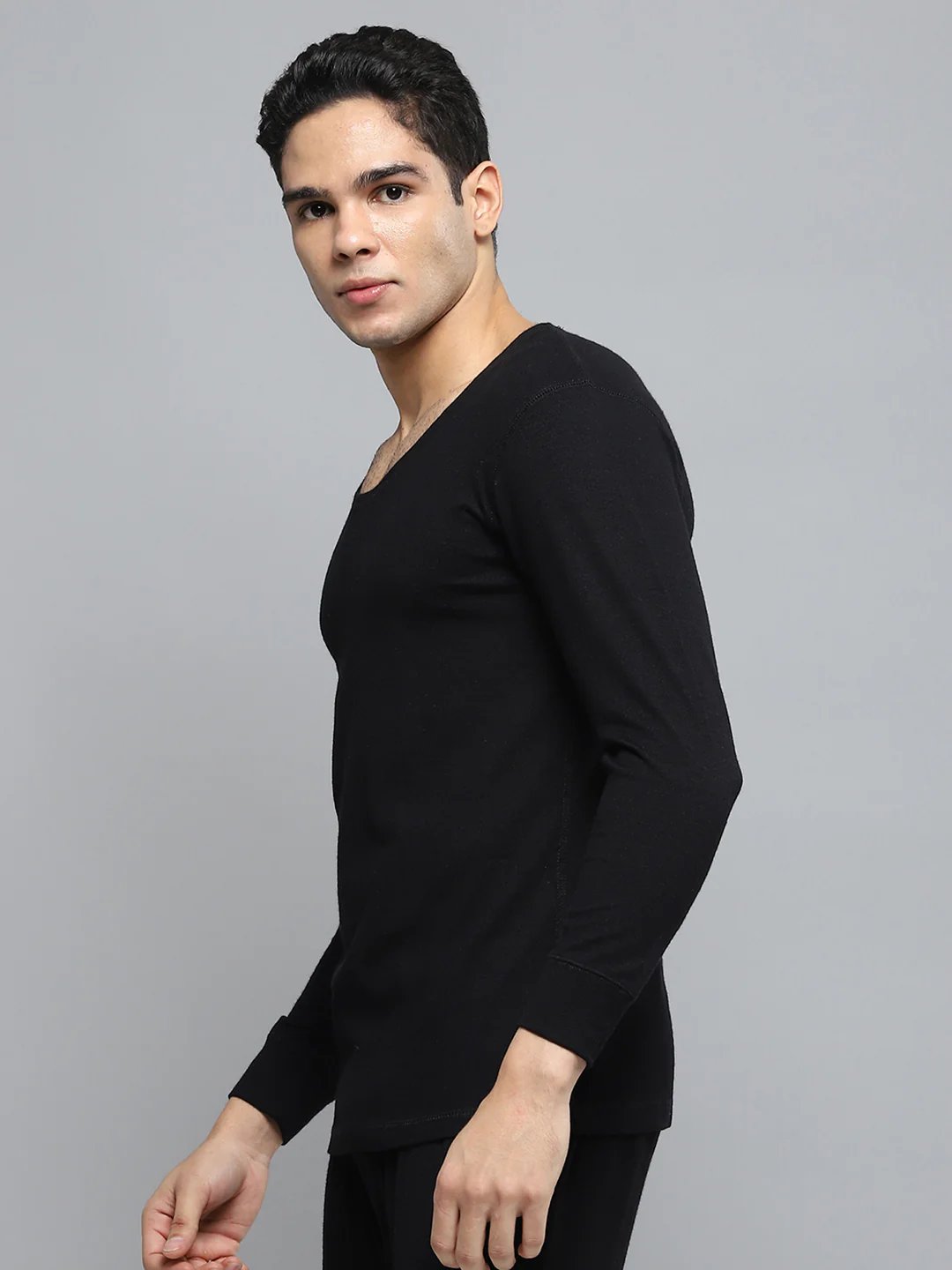 Men Black Solid Round Neck Full Sleeve Thermal Vest - Image 3