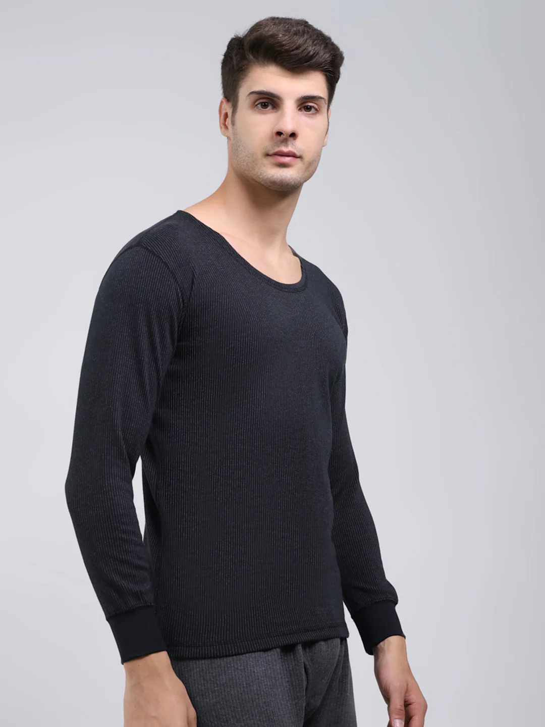 Men Black Solid Round Neck Full Sleeve Thermal Vest - Image 4