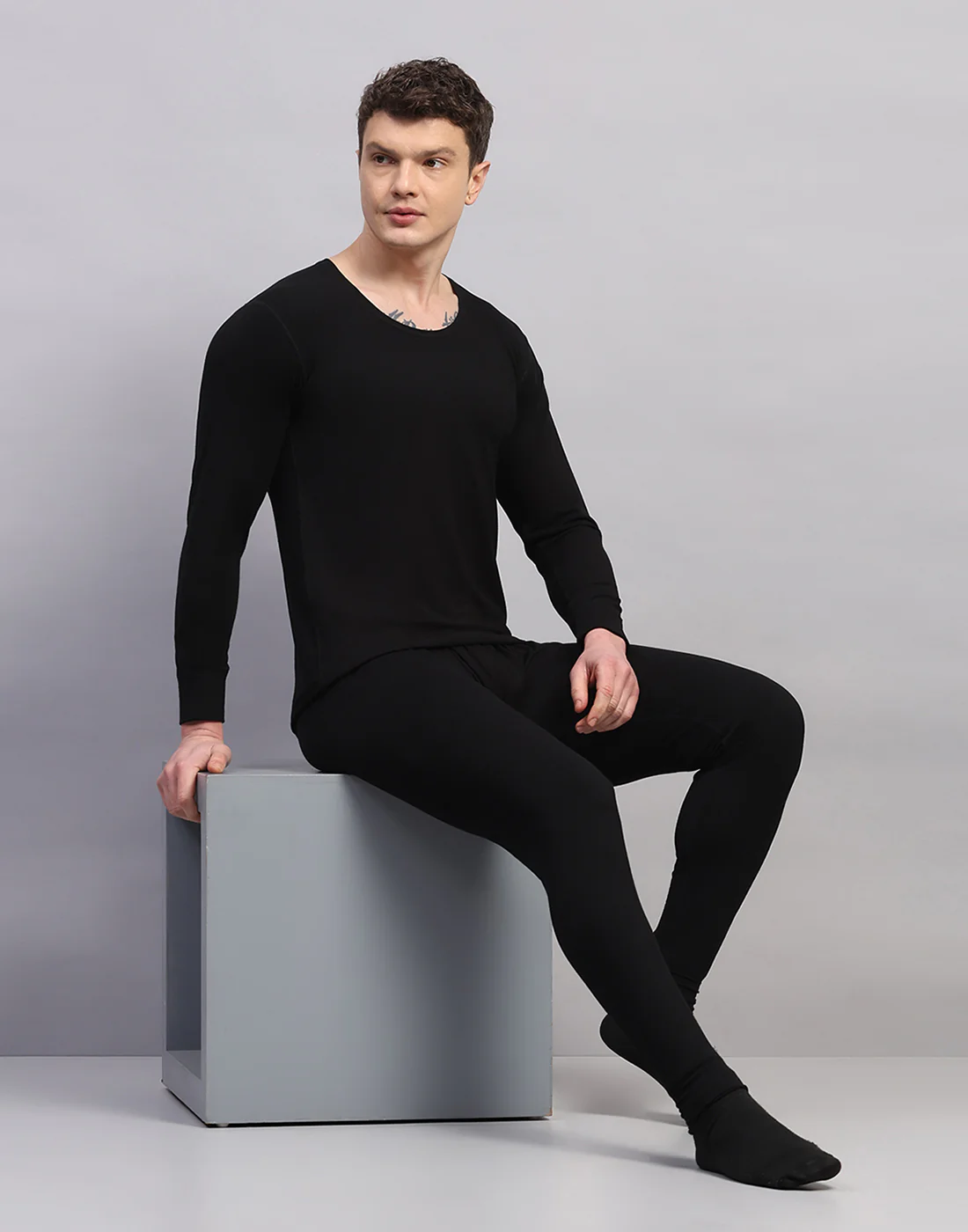Men Black Solid Round Neck Full Sleeve Thermal Vest - Image 5