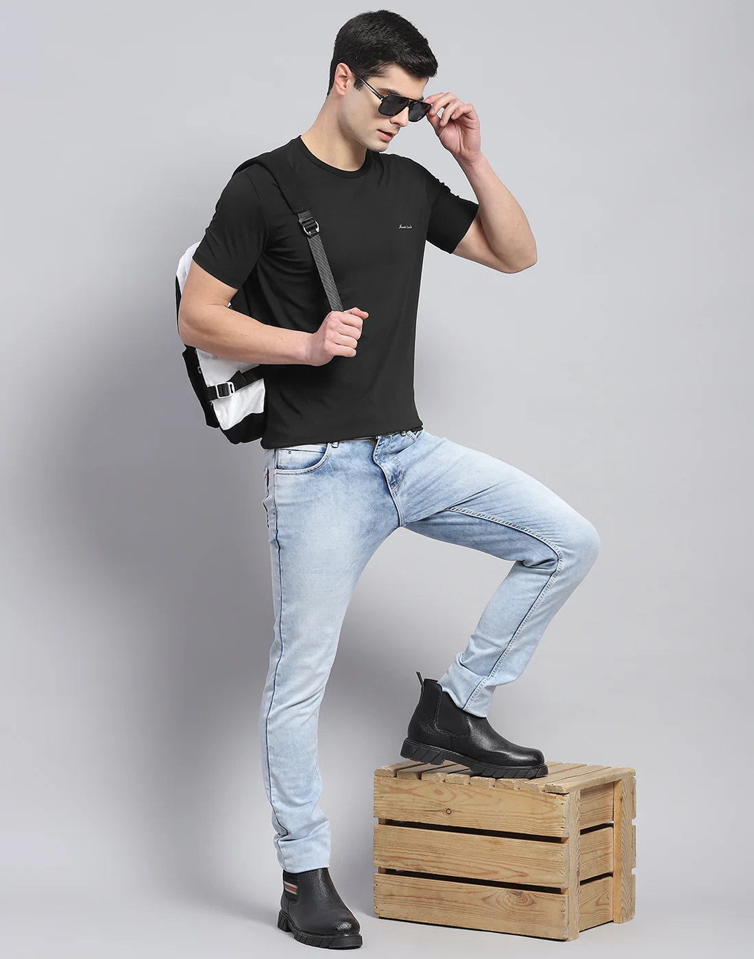 Men Black Solid Round Neck Half Sleeve T-Shirt - Image 5