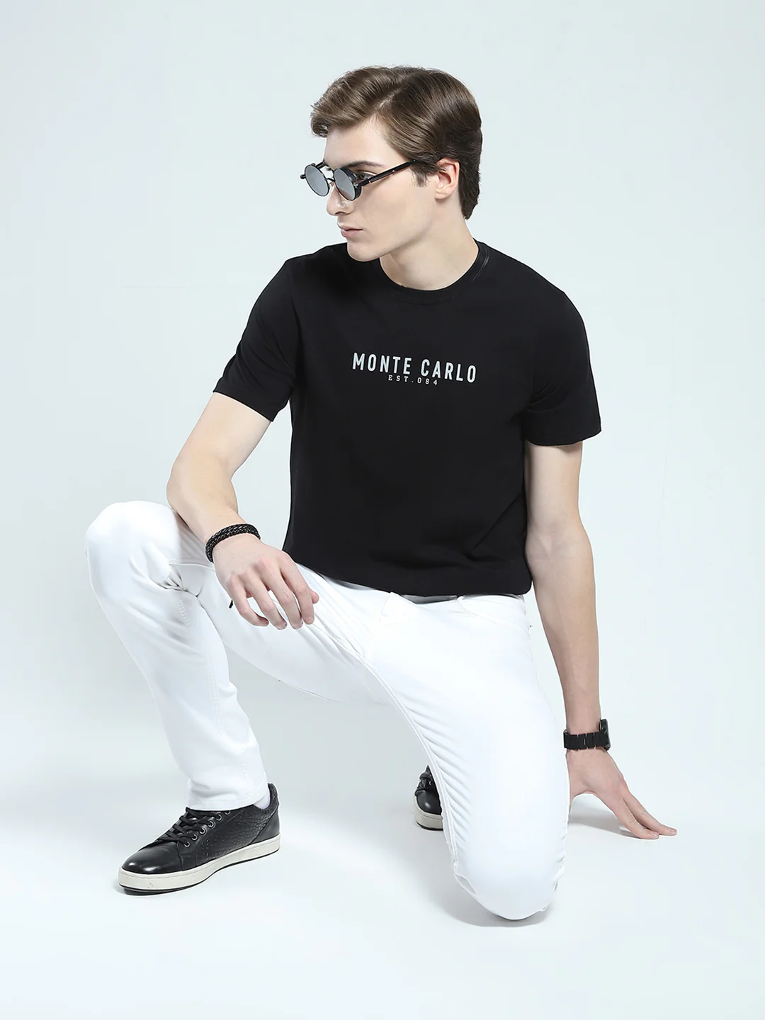 Men Black Solid Round Neck Half Sleeve T-Shirt - Image 2