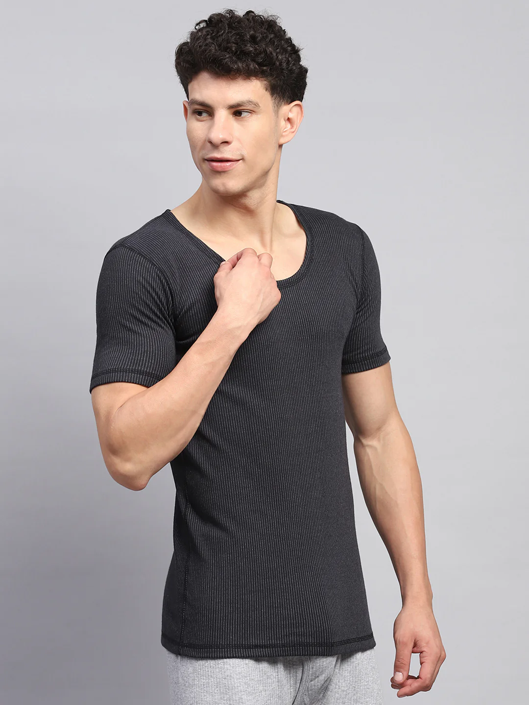 Men Black Solid Round Neck Half Sleeve Thermal Vest - Image 4