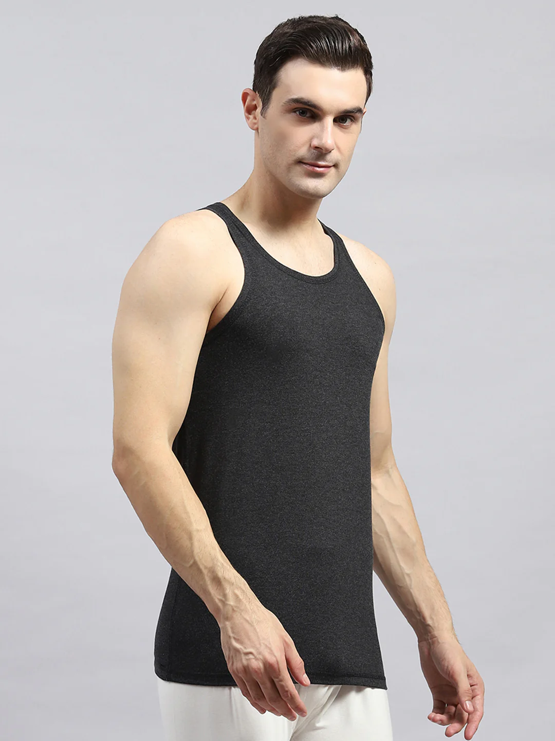Men Black Solid Round Neck Sleeveless Thermal Vest - Image 4