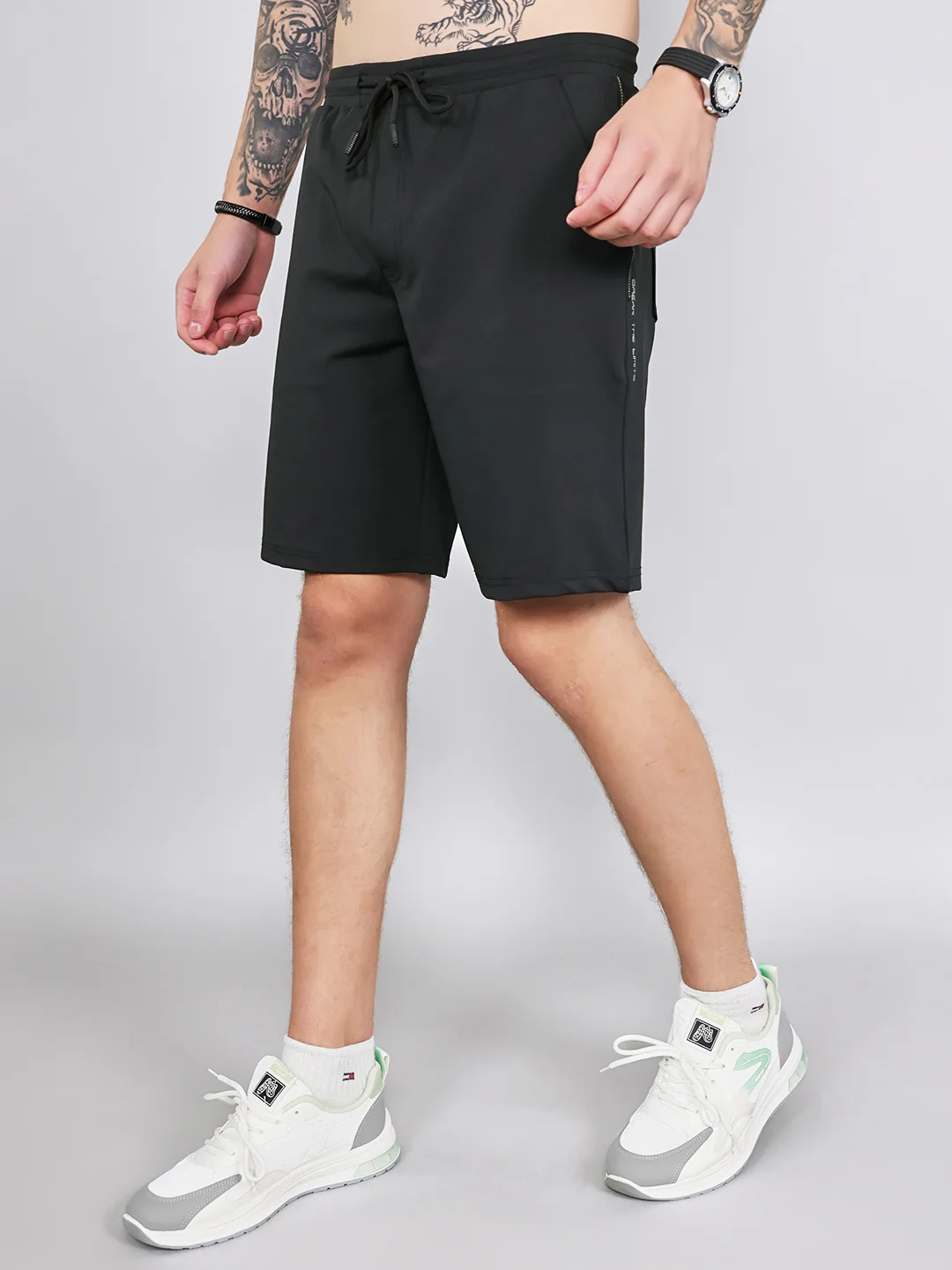 Men Black Solid Smart Fit Bermuda - Image 2
