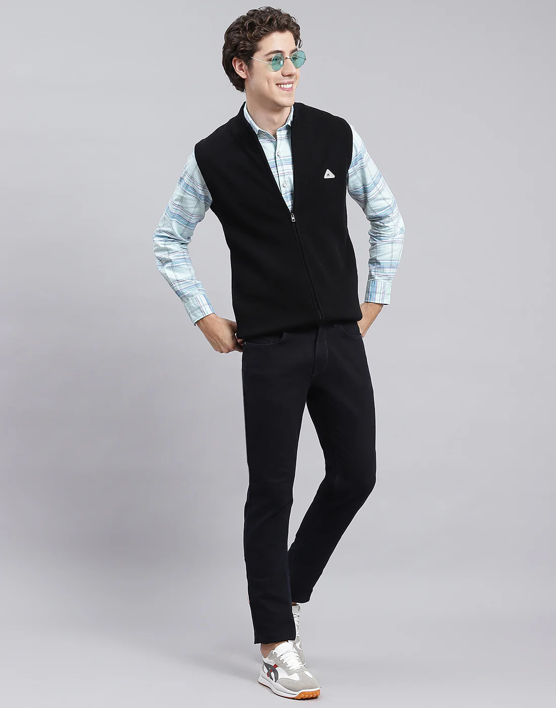 Men Black Solid Stand Collar Sleeveless Sweater - Image 2