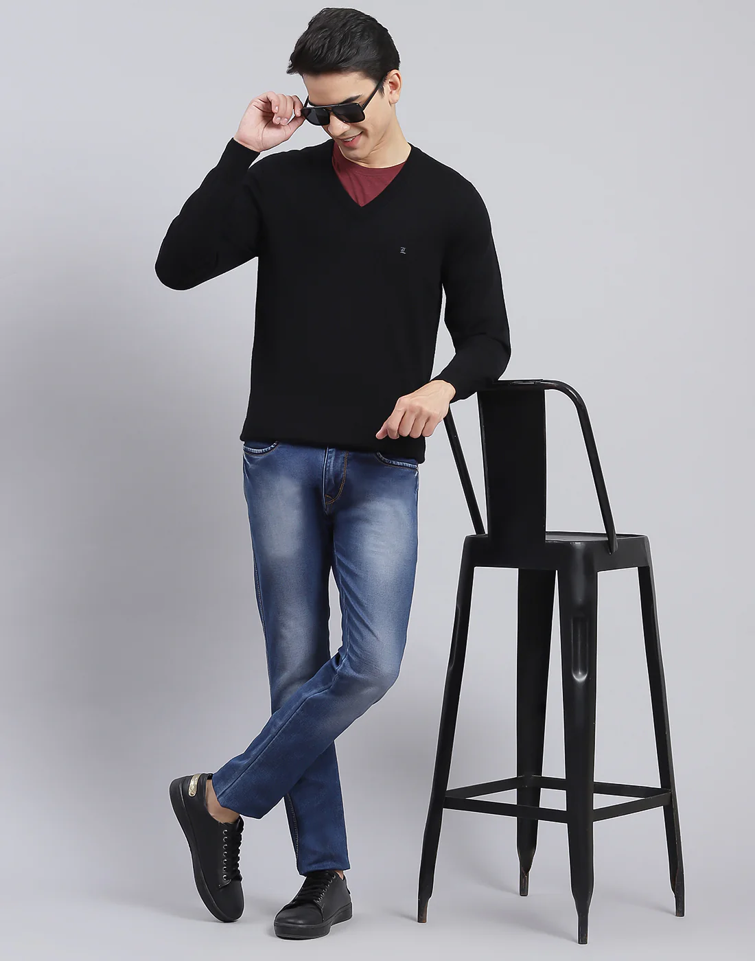 Men Black Solid V Neck Full Sleeve Pullover - Image 2