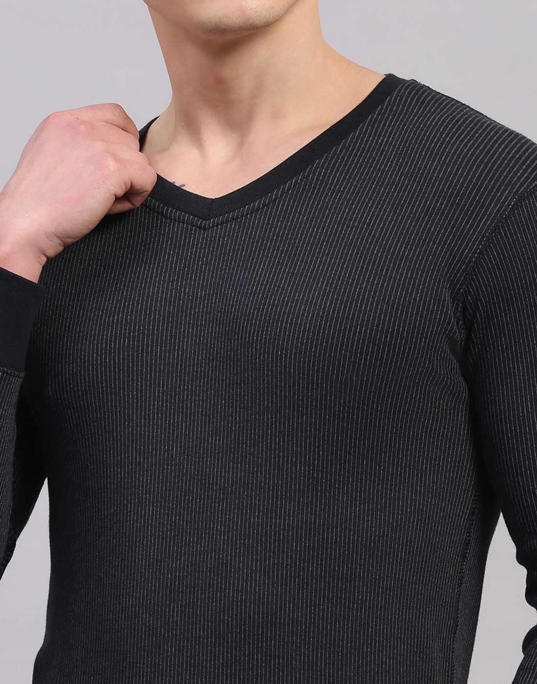 Men Black Solid V Neck Full Sleeve Thermal Vest - Image 7
