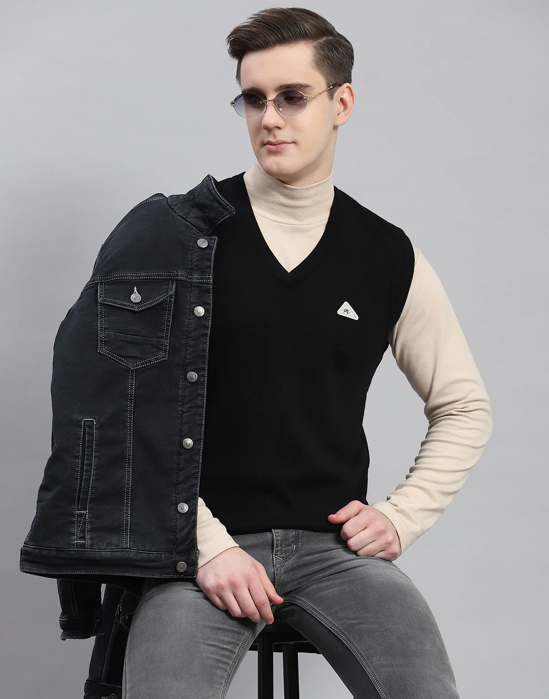 Men Black Solid V Neck Sleeveless Sweater - Image 2