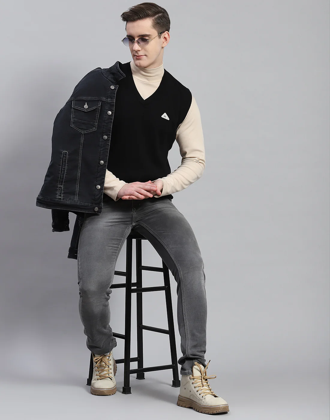 Men Black Solid V Neck Sleeveless Sweater - Image 3