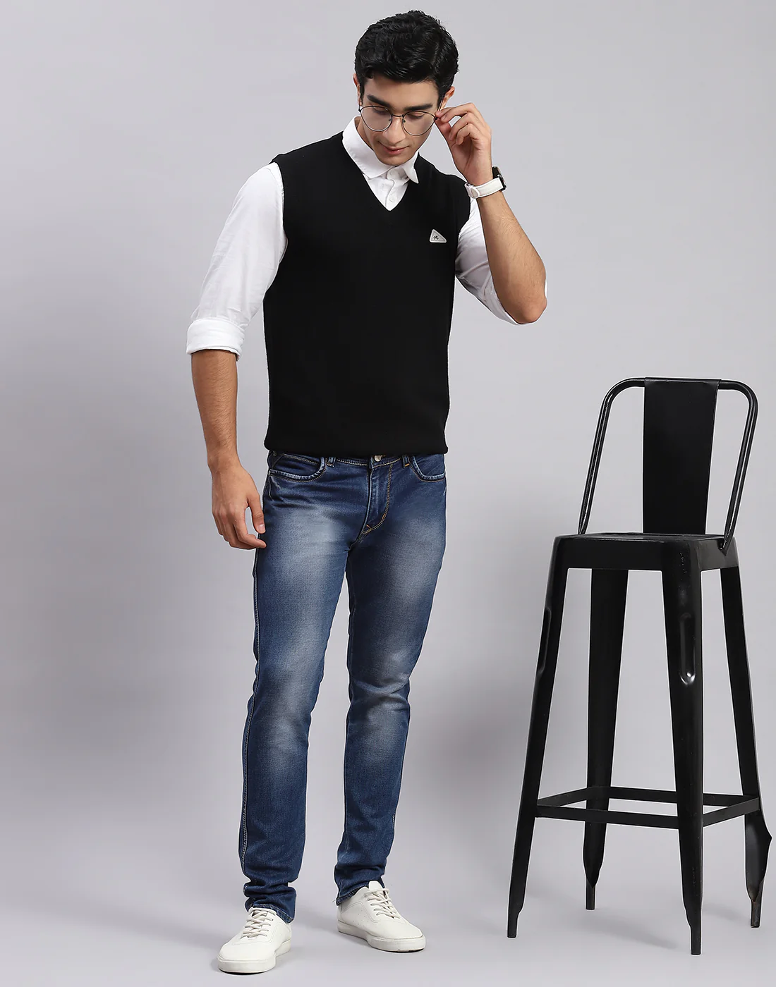 Men Black Solid V Neck Sleeveless Sweater - Image 2