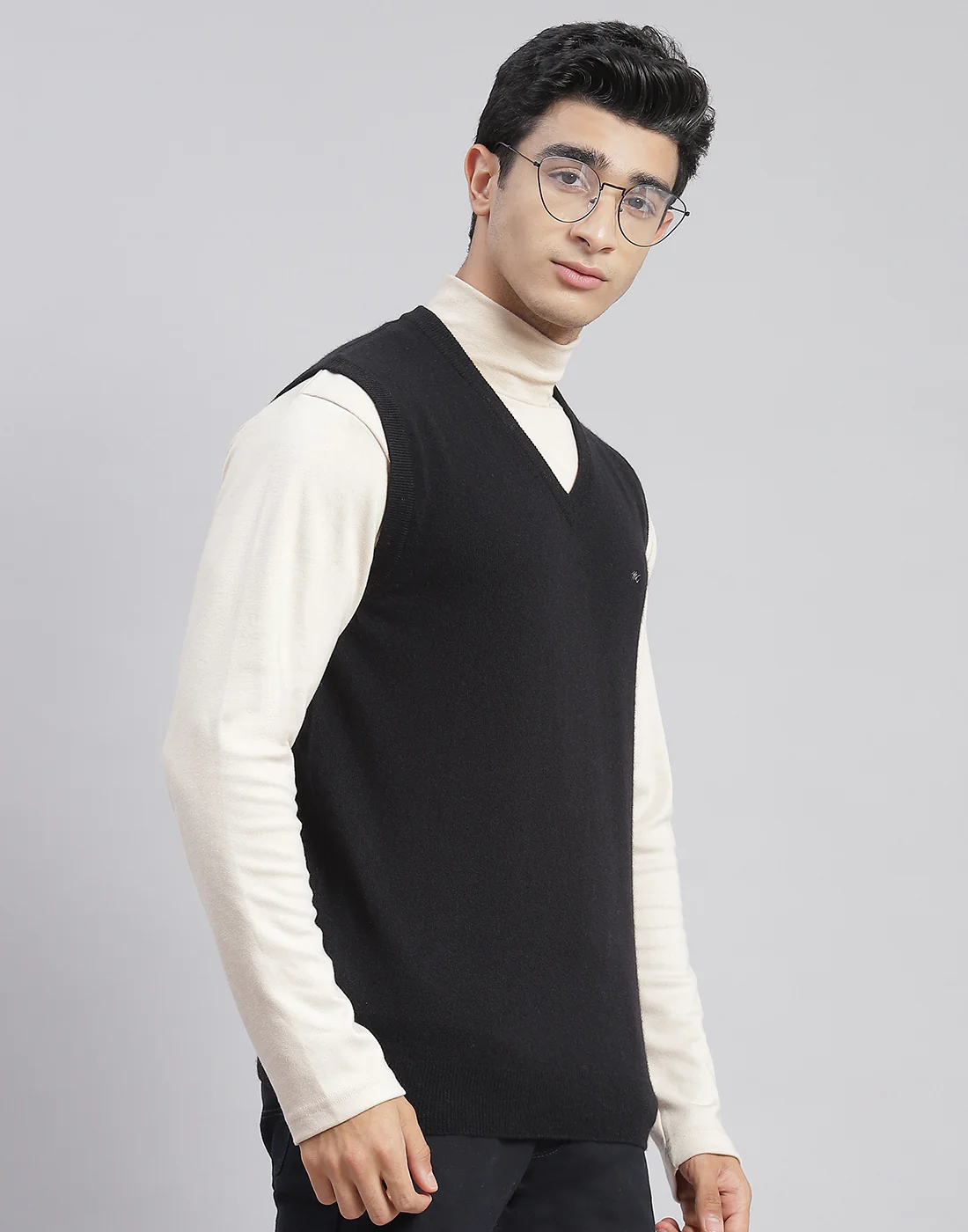 Men Black Solid V Neck Sleeveless Sweater - Image 4
