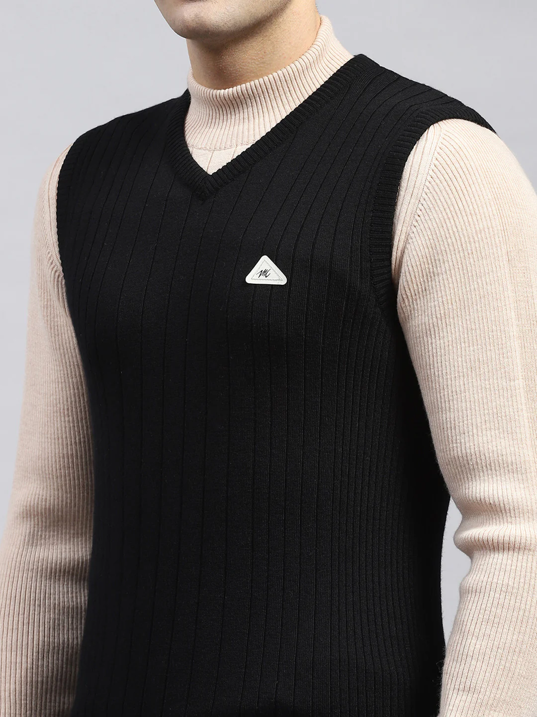 Men Black Solid V Neck Sleeveless Sweater - Image 6