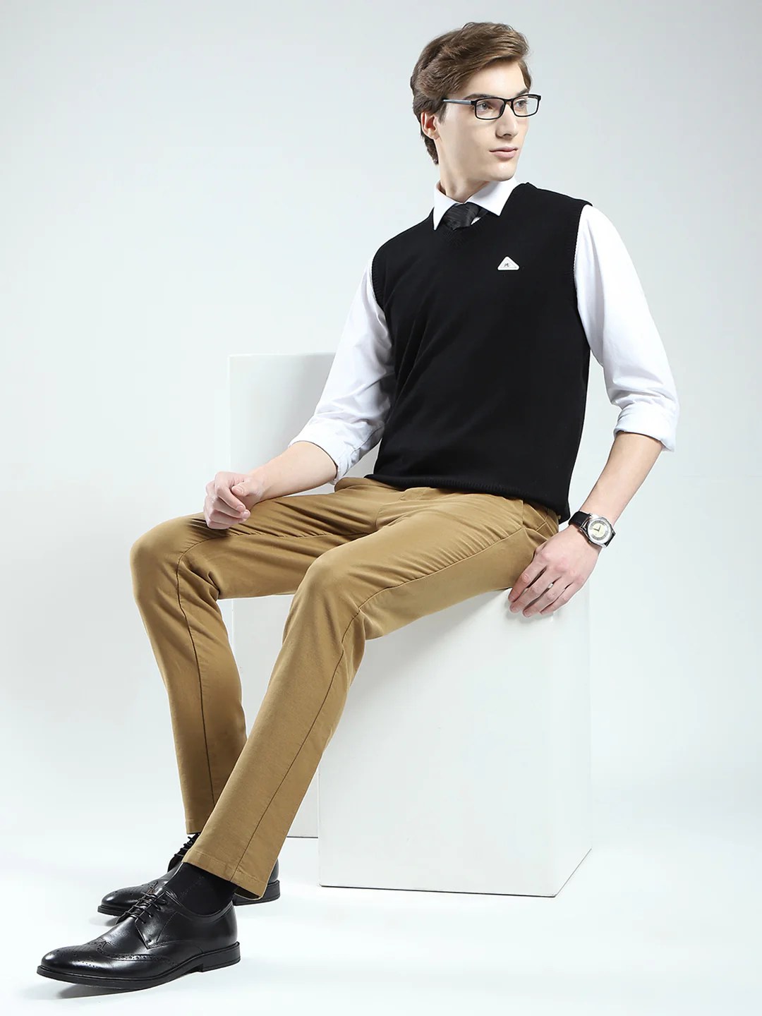 Men Black Solid V Neck Sleeveless Sweater - Image 2
