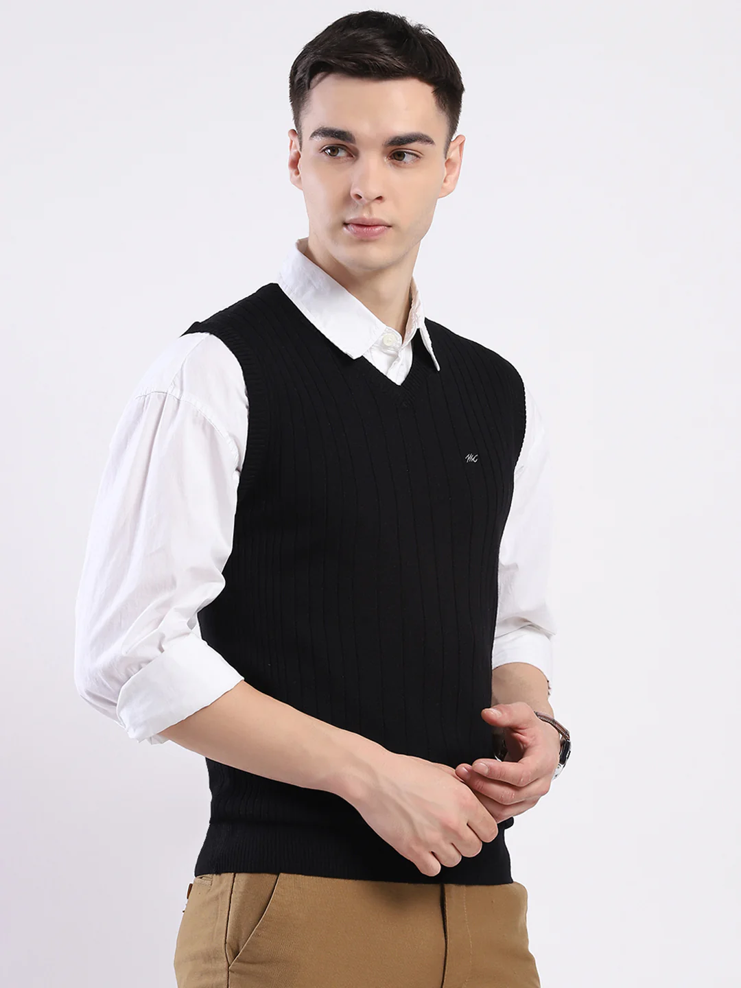 Men Black Solid V Neck Sleeveless Sweater - Image 4