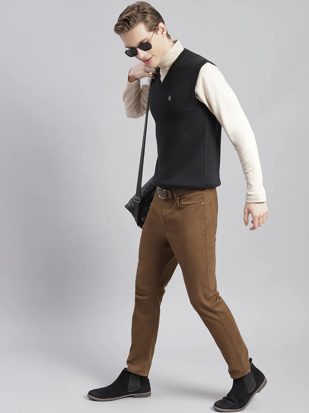 Men Black Solid V Neck Sleeveless Sweaters/Pullovers - Image 4