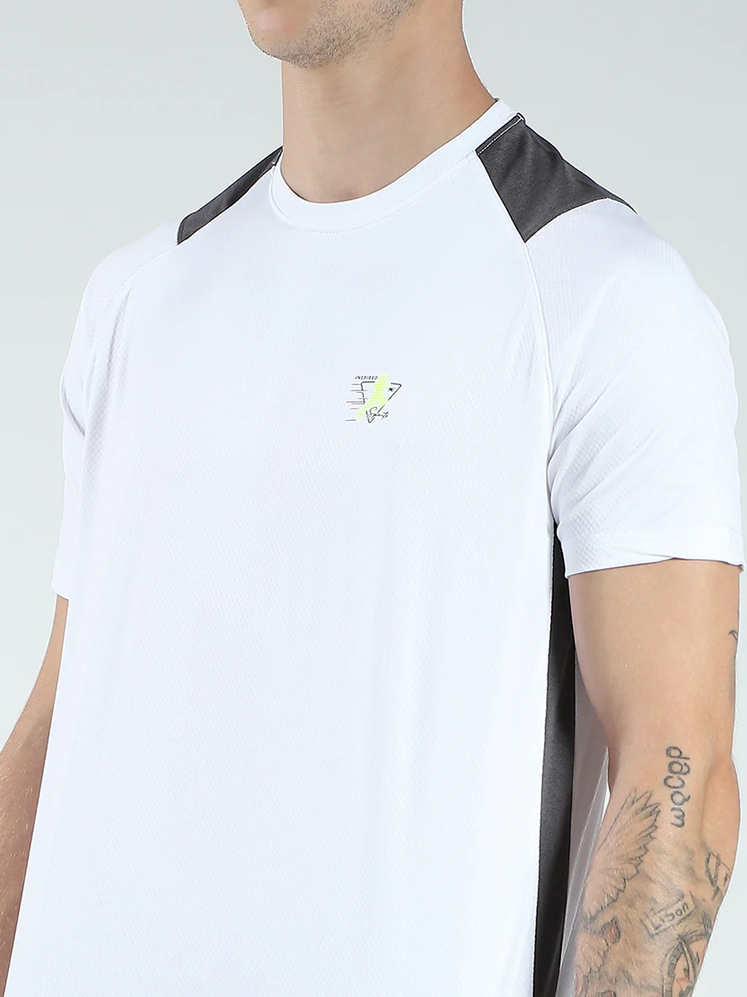 Men Black & White Solid Round Neck Half Sleeve Bermuda Set - Image 7