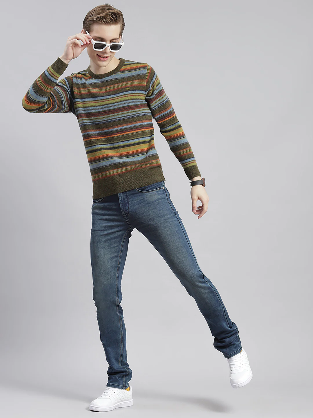 Men Blue Light Wash Narrow Fit Denims - Image 2