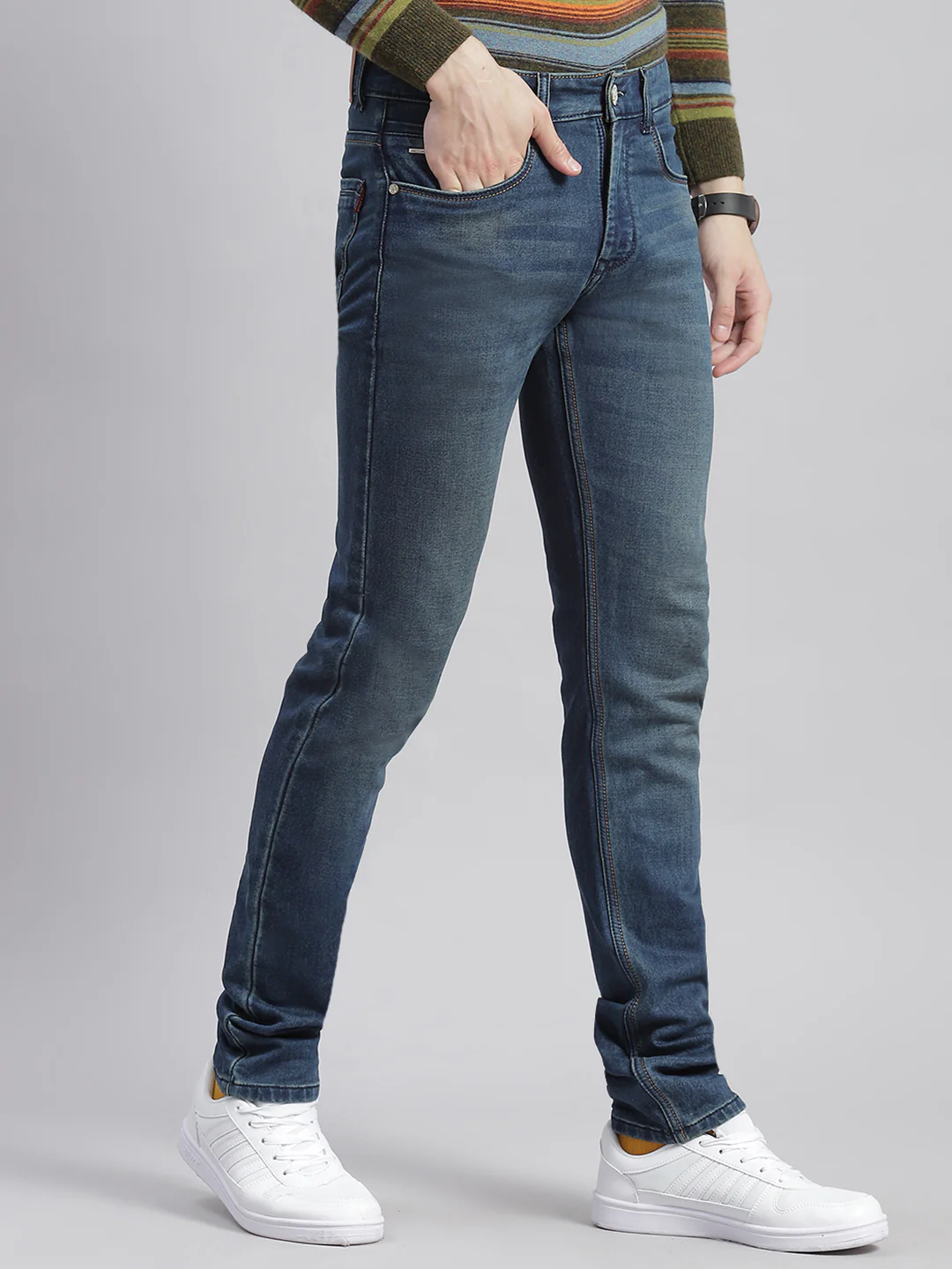Men Blue Light Wash Narrow Fit Denims - Image 4