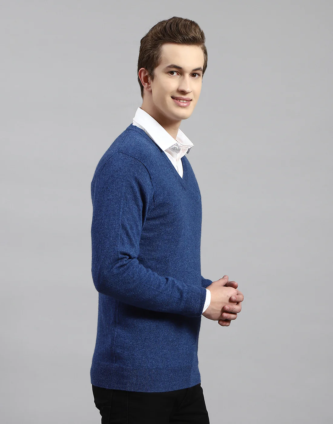 Men Blue Solid V Neck Full Sleeve Pullover - Image 4
