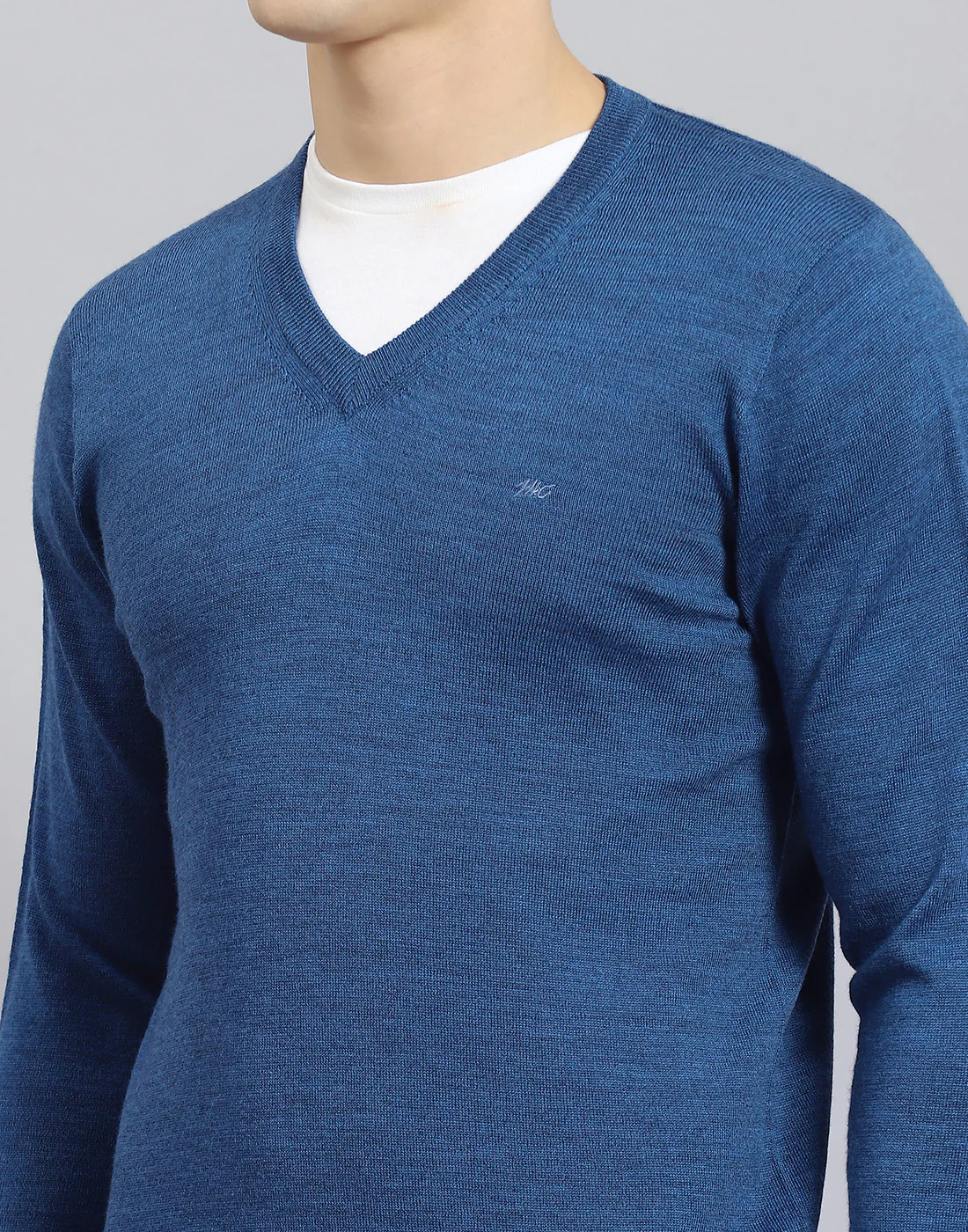 Men Blue Solid V Neck Full Sleeve Sweater - Image 8