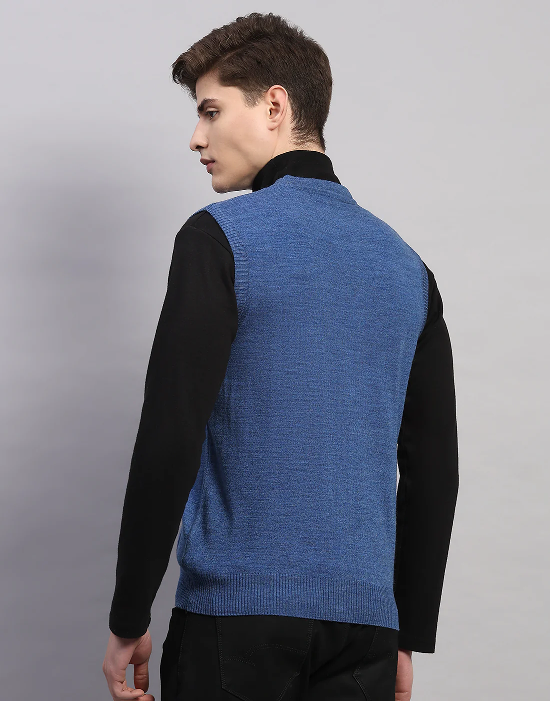 Men Blue Solid V Neck Sleeveless Cardigan - Image 4